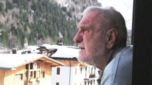 Cesare Maestri, una immagine suggestiva del famoso rocciatore trentino sul balcone della sua casa di Madonna di Campiglio