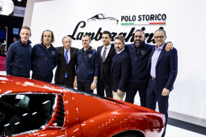 Lo staff del Polo Storico di Lamborghini con Stefano Domenicali