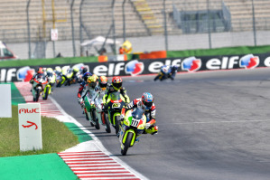 Un plotoncino della Moto3 in azione a Misano