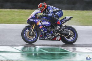 Agostino Santoro, quarto in gara2 nella Sbk, alle spalle del compagno di colori Axel Bassani con la Yamaha YZF-R1 del team Motoxracing