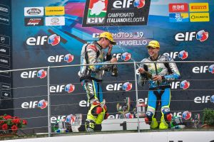 Il podio di gara2 di Moto3 al Mugello, con i compagni di squadra Zannoni e Carro che si annaffiano di champagne a vicenda