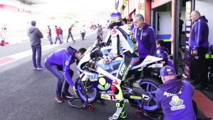 Pronti per entrare in pista nella pit lane i pupilli del Team RGR TM Racing Factory di Davide Giugliano