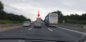 Spesso la visuale in autostrada è limitata dal traffico incessante di mezzi pesanti, avvantaggiati dalle detrazioni sul gasolio e sulle tariffe autostradali riservate alle azinede di trasporto. Tutto questo a svavore degli automobilisti, costretti a pagare un pedaggio salato con un comfort di marcia molto limitato.