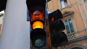 Secondo il Nuovo Codice della Strada il semaforo giallo non potrà durare meno di 5 secondi. 