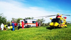 L'immagine (©Repubblica) nella quale l'agricoltore pugliese viene soccorso dopo l'amputazione di un arto e sottoposto alla terapia Blob dalla equipe medica dell'elisoccorso 118 di Foggia